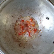 Masukkan garam dan penyedap rasa, tumis hingga agak layu.