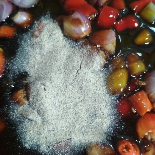 Sambal Kecap : campur semua bahan sambal aduk hingga tercampur rata, siram sambal kecap di atas sate jamur.