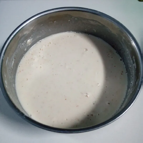 Campur semua bahan adonan basah. Aduk rata. Adonan tidak terlalu encer dan tidak terlalu kental.