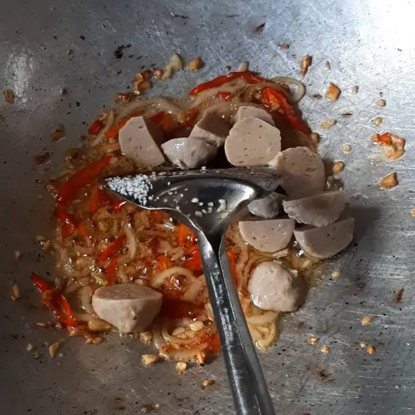 Masukkan bakso, aduk.