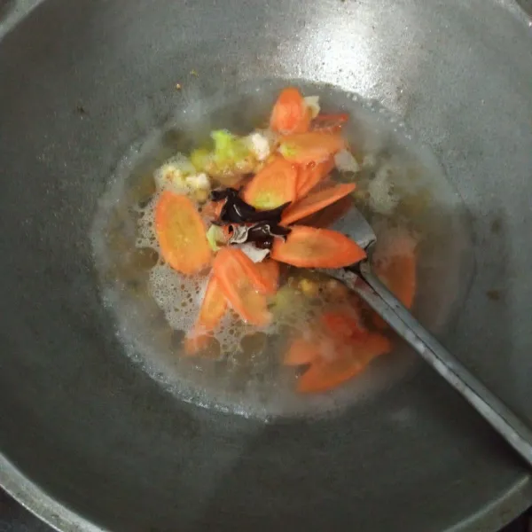 Kemudian masukkan wortel, kembang kol dan jamur. Tambahkan air, masak sampai sayuran empuk.