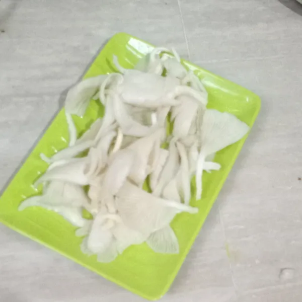 Jamur tiram dicuci bersih, lalu disuwir suwir.