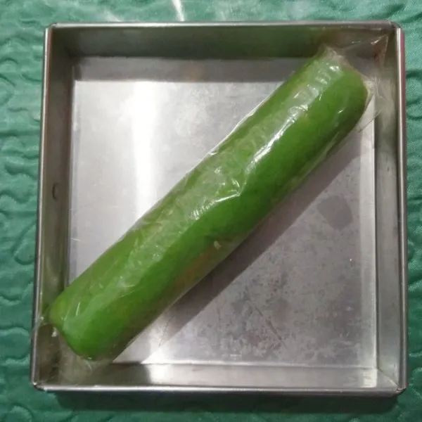 Ambil adonan pandan dan putih kemudian gulung hingga padat.