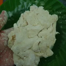 Masukkan jamur yang sudah di balut tepung kering ke dalam tepung basah. Masukkan kembali ke tepung kering. sambil di tekan dan di bentuk menyerupai ayam.