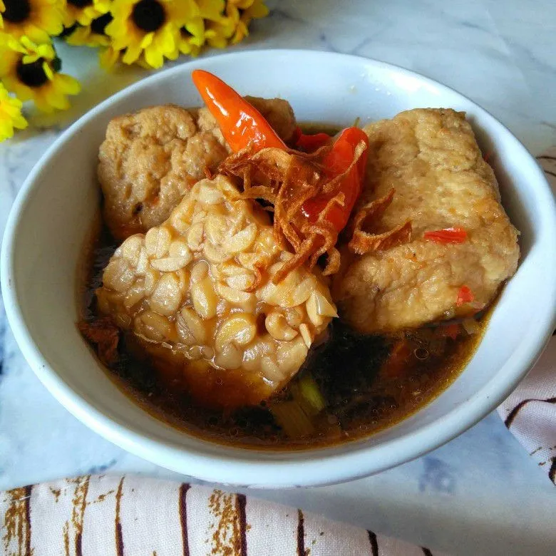 Penyajian semur tahu tempe telur kecap tanpa santan dengan nasi panas