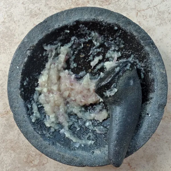 Haluskan bawang merah dan bawang putih.