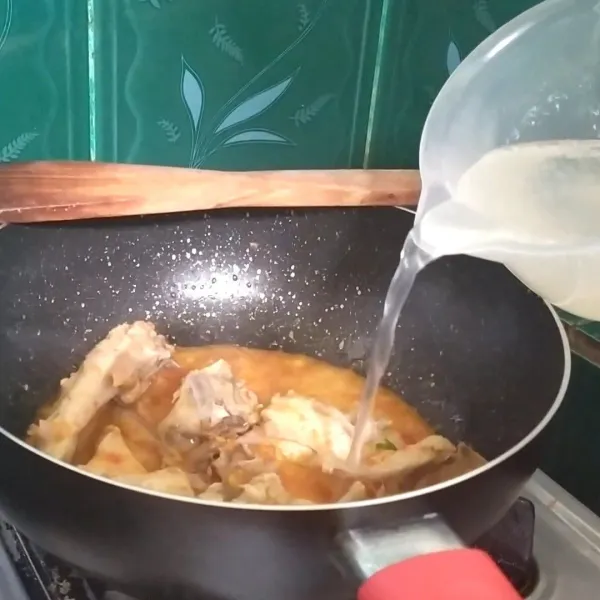 Masukkan air kaldu ayam (bekas rebusan tadi) sebanyak 100 ml.