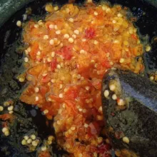 Haluskan bahan sambal, tambahkan garam dan kaldu jamur, Siram dengan minyak panas.