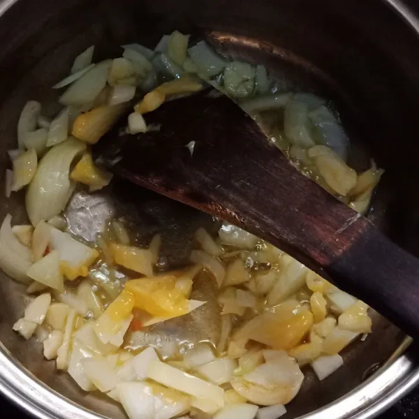 Panaskan margarin, tumis bawang putih dan bawang bombay hingga harum.