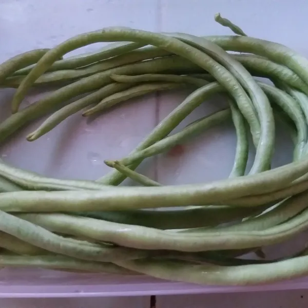 Cuci bersih kacang panjang, lalu potong-potong, sisihkan.