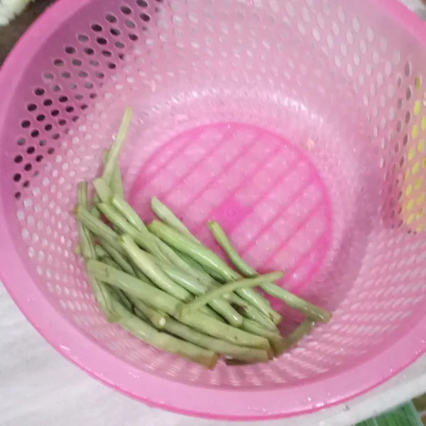 Cuci bersih Buncis, lalu iris serong.