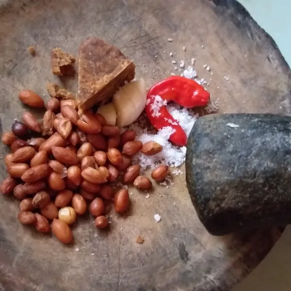 Siapkan cobek, haluskan bumbu-bumbu.