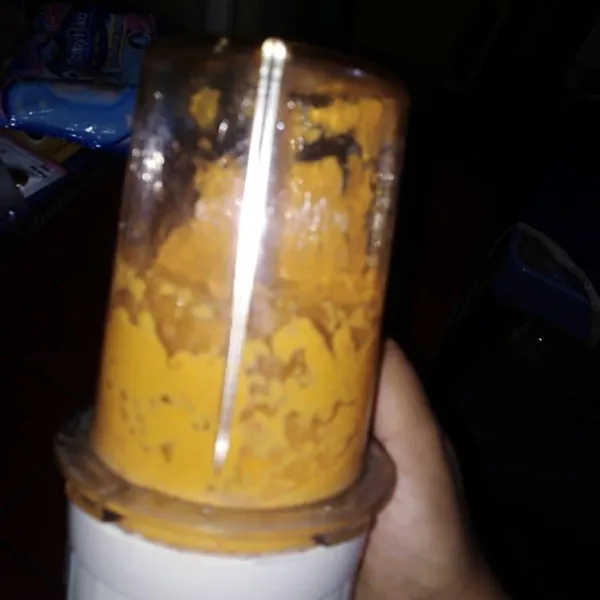 Haluskan semua bumbu.