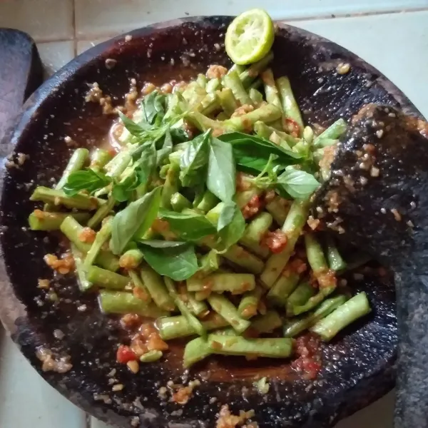 Tambahkan daun kemangi dan kucurkan air perasan jeruk purut. Siap disajikan.