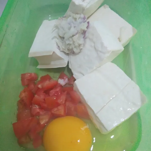 Campurkan tomat, tahu, telur dan bumbu halus. Campur sampai rata. Tambahkam lada, garam dan kaldu.