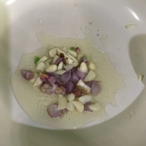 Potong bawang merah dan bawang putih, tumis dengan minyak sampai harum.