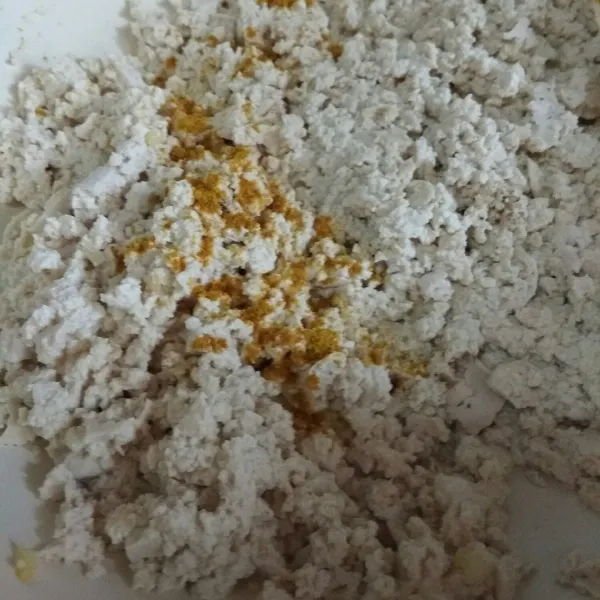 Tambahkan garam, bubuk kaldu, lada bubuk dan kunyit bubuk. Aduk rata.