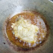 Masukkan jamur yg sudah di lapis tepung ke dalam minyak panas. Goreng hingga matang.