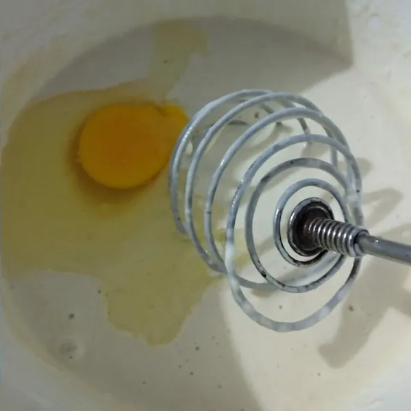 Masukkan telur dan mentega cair kemudian aduk rata dan diamkan selama satu jam.