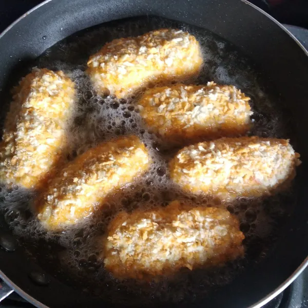 Panaskan minyak goreng, goreng kroket hingga kuning keemasan.