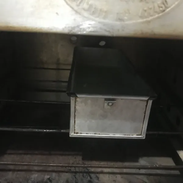 Tuangkan adonan ke dalam loyang. Dan oven selama -/+ 35 menit menggunakan api sedang.