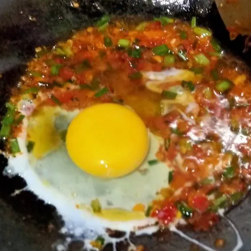 Pecahkan telur ke dalam wajan, lalu orak arik.