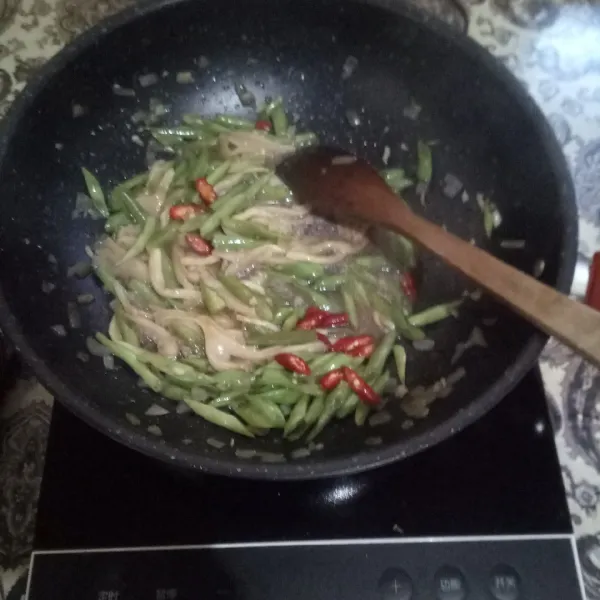 Tambahkan cabe merah, garam, gula dan kaldu jamur. Masak hingga air menyusut. Angkat.