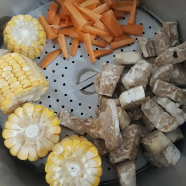 Rebus tempe,jagung dan wortel sampai empuk.