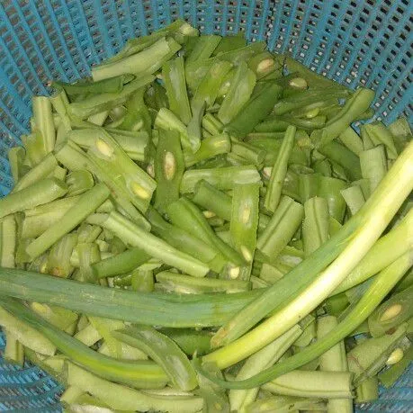 Potong buncis cuci bersih, lalu rendam bihun dengan air panas sampai empuk.