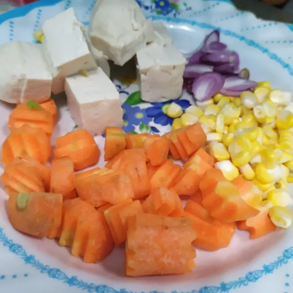 Potong dadu tahu putih,  potong-potong wortel,  iris tipis bawang merah,  lalu pipil jagung.