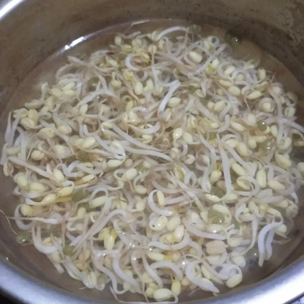 Seduh taoge dengan air panas, tiriskan.