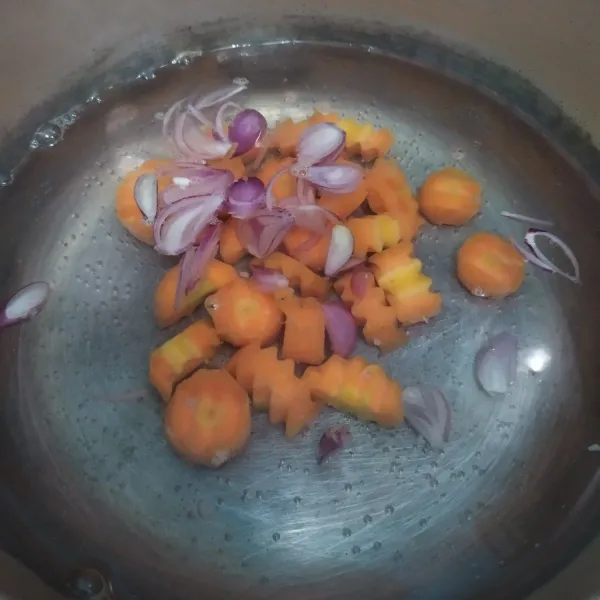 Didihkan air,  kemudian masukkan wortel dan bawang merah,  masak hingga wortel empuk.