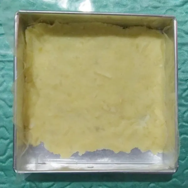 Ambil adonan putih kemudian ratakan di atas loyang.