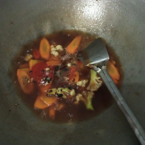 Masukkan kecap, saus raja rasa, minyak wijen, saus tomat, merica hitam, garam dan kaldu totole, aduk rata.