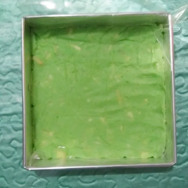 Ratakan adonan pandan di atas loyang.