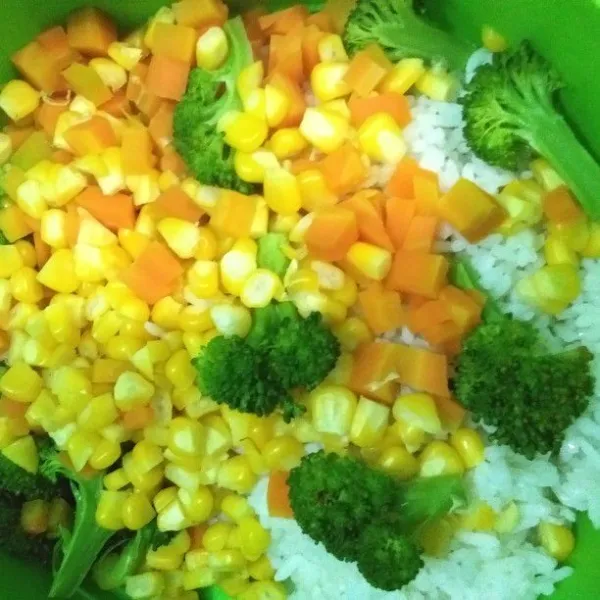 Angkat sayuran, campur bersama nasi.