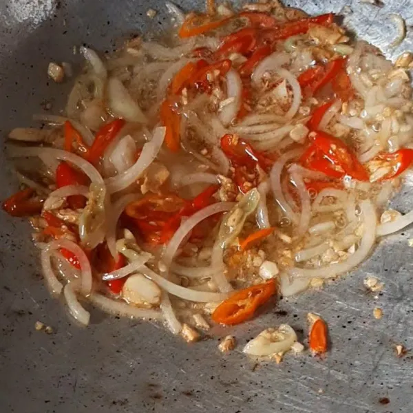 Tumis bumbu yang sudah diiris hingga harum, tambahkan garam, lada, gula, saus tiram.