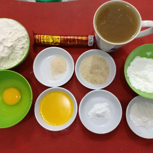 Campurkan bahan-bahan kering yaitu tepung, ragi, baking powder, baking soda, gula halus jadi satu.