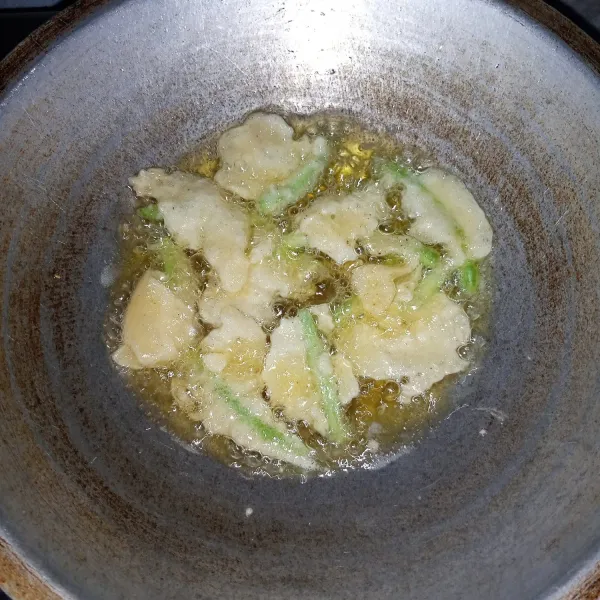 Ambil buncis. Celupkan kedalam adonan basah satu per satu. Kemudian goreng sampai matang. Angkat dan tiriskan.