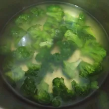 Didihkan air, tambahkan garam dan gula pasir, rebus brokoli selama 2 menit, tiriskan.