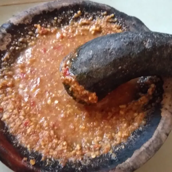 Tambahkan sedikit air, aduk hingga bumbu menjadi kental.