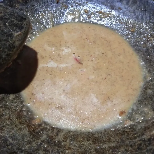 Haluskan kacang goreng, bawang putih, cabe rawit, gula merah dan garam. Campur dengan air, aduk jadi satu. Tambahkan kecap, tes rasa.