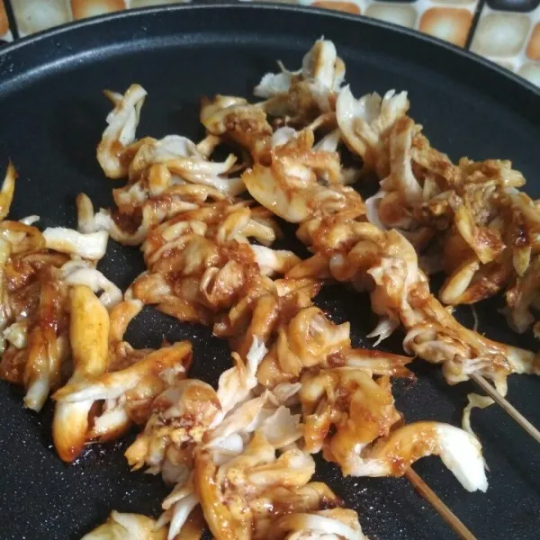 Bakar sate jamur di atas teflon, oles dengan bahan olesan, bolak balik hingga sate matang.