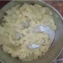 Kukus kentang terlebih dahulu kemudian kupas dan hancurkan.