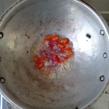 Masukkan bawang putih, bawang merah, dan cabai rawit. Tumis hingga harum.