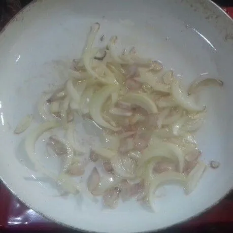 panaskan minyak goreng, tumis bawang-bawang hingga layu dan wangi