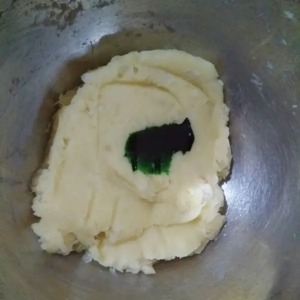 Ambil 1 bagian adonan kemudian masukkan pasta pandan.