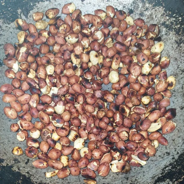 Sangrai kacang tanah agar rasanya lebih enak,lalu buang kulit arinya.
