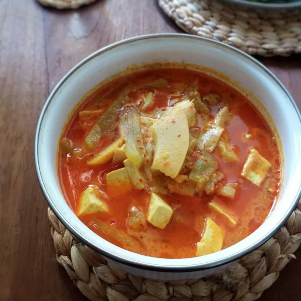 Jika sudah matang, angkat dan tuang ke wadah saji.