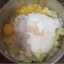 Campurkan semua bahan dan uleni sampai kalis.